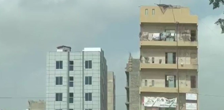 کورنگی میں پانچ منزلہ رہائشی عمارت ایک طرف جھک گئی