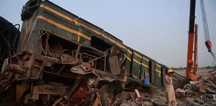 گھوٹکی ٹرین حادثہ : غفلت برتنے پر مزید ریلوے افسران  معطل