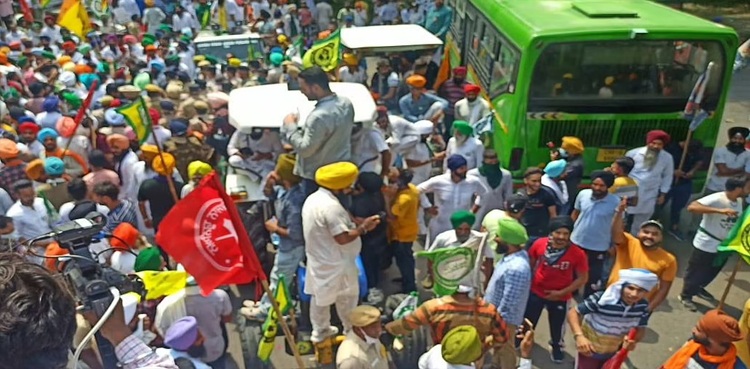 بھارتی کسانوں کا سینکڑوں ٹریکٹروں کے ساتھ مودی سرکار کیخلاف زبردست مظاہرہ