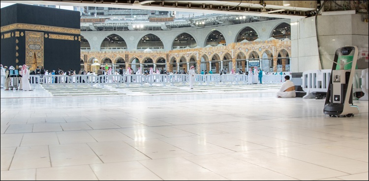 مسجد الحرام میں مزید روبوٹس کی خدمات حاصل کر لی گئیں