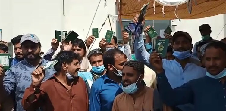 پاکستان میں کورونا ویکسین کی قلت، بیرون ملک جانیوالےافراد کی نوکریاں خطرے میں پڑ گئیں 