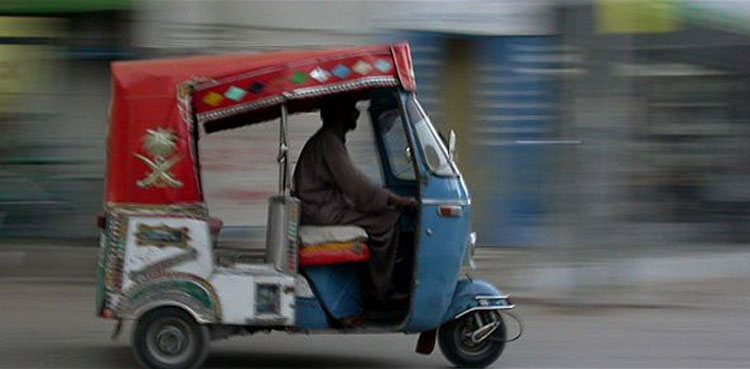 کراچی: رکشہ سوار لڑکی کو ہراساں کرنے والے ملزم کو سزا سنادی گئی