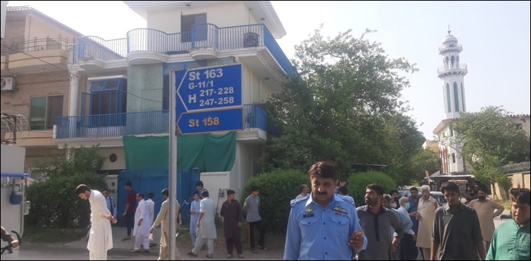 گھر میں ڈکیتی کے دوران پولیس جوانوں نے ڈاکوؤں کو گھیر لیا، لوگ جمع ہو گئے (ویڈیو)