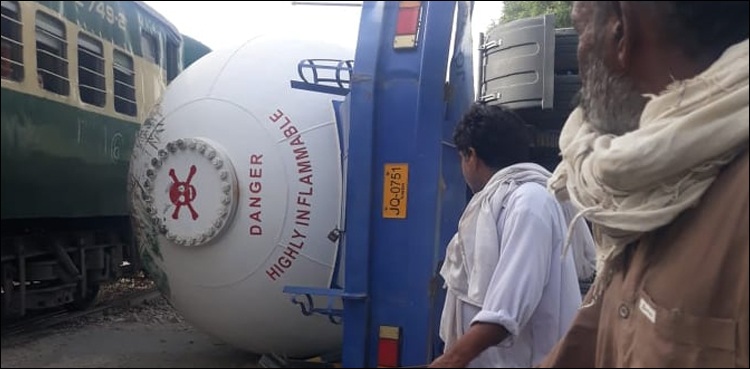 ریلوے پھاٹک پر ٹرین کے سامنے گیس ٹینکر آ گیا، حادثے میں کئی افراد زخمی