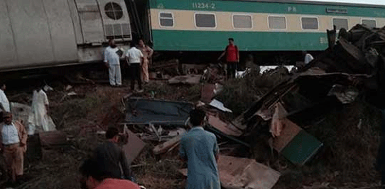 گھوٹکی ٹرین حادثہ:  لاہور سے کراچی کا ٹرین سفر غیر محفوظ اور خطرناک قرار