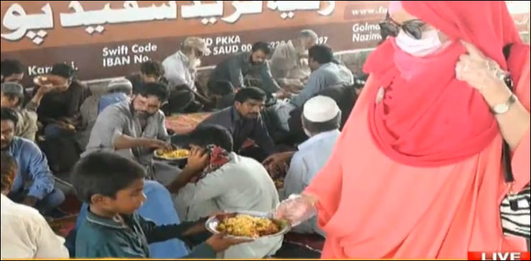 لنگر سے کھانا کھانے والی خاتون نے نادار افراد کے لیے دستر خوان سجا لیا