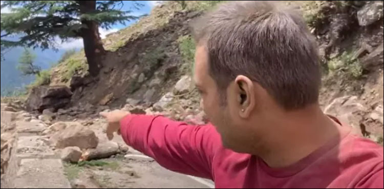 بھارت: لینڈ سلائیڈنگ کی خوفناک وائرل ویڈیو نے لوگوں کے دل دہلا دیے