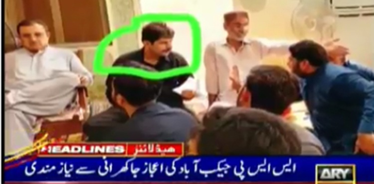 سیاسی آشیرباد یا کچھ اور، پولیس کا اعلیٰ افسر نیب کے مفرور ملزم کے قدموں میں بیٹھ گیا