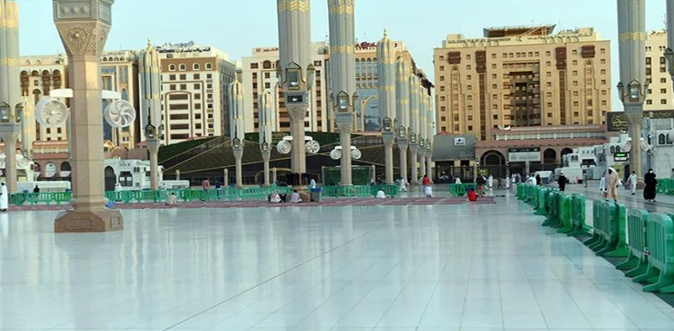 مسجد نبوی کے صحن میں گرمی جذب کرنے والے ٹھنڈے ٹائلوں کی تنصیب