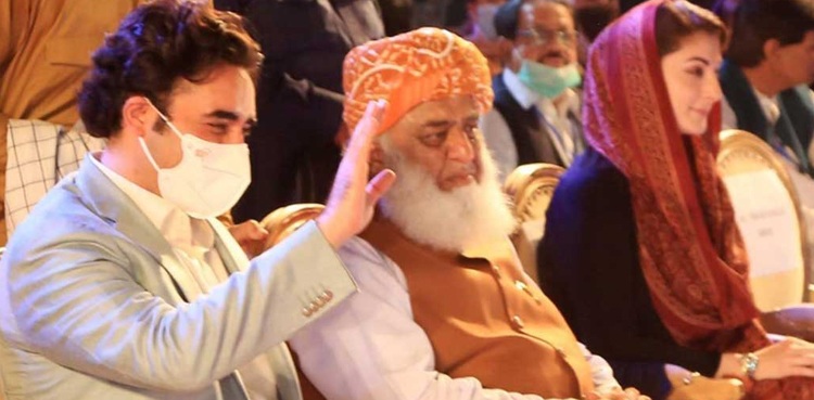 "اگر یہ حکمران  بنے تو ہمیں یہاں سے ہجرت کرنی چاہیے”