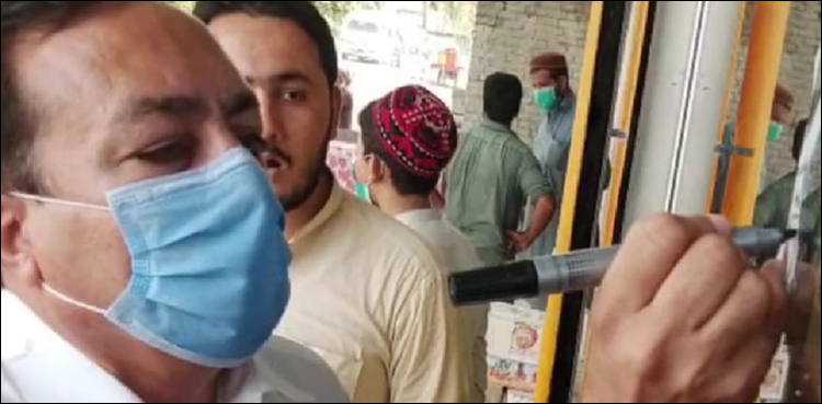 پشاور: ملازمین کو ویکسین نہ لگانے پر ریسٹورنٹس، شاپنگ مالز کے خلاف بڑی کارروائی