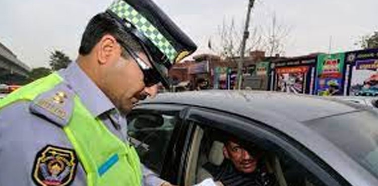 ٹریفک پولیس کا چالان فیسوں میں اضافے کا اعلان، ٹریفک سگنل توڑنے پر کتنا جرمانہ ہوگا؟