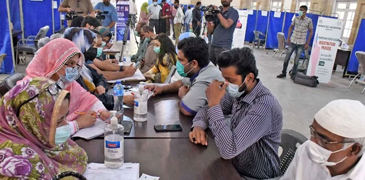 موبائل فون سم بند ہونے کا ڈر ،  ویکسین لگانیوالوں کی تعداد میں تیزی سے اضافہ