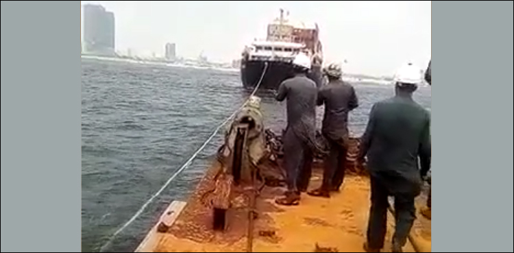 ساحل پر پھنسے جہاز کو نکالنے کے لیے ایک ملین ڈالر کے تقاضے پر مالک نے ناتجربہ کار کمپنی کو ہائر کیا