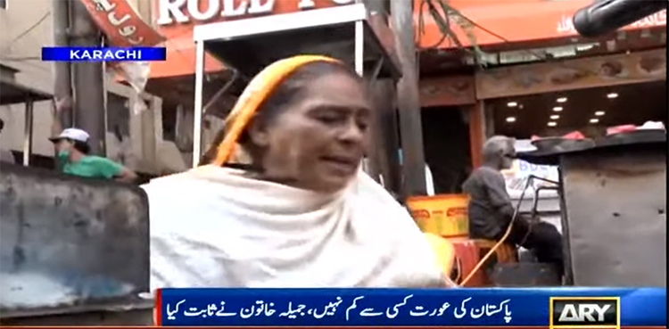 گاڑیوں کا آئل تبدیل کرنے والی "جمیلہ بی بی” ، عزم وہمت کا پیکر