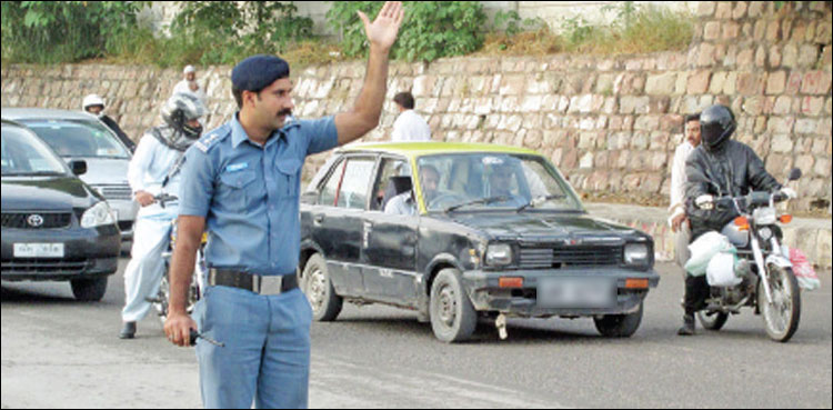 لاہور: 66 بار ٹریفک قوانین توڑنے والی گاڑی دھر لی گئی