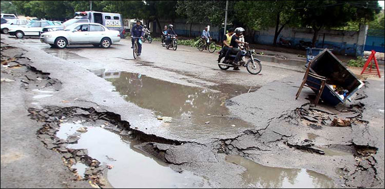 مرمت کی جانے والی سڑک پر ٹھیکیدار کا فون نمبر درج کیا جائے گا