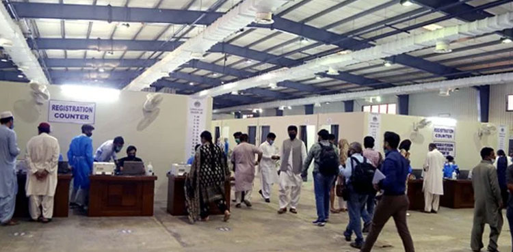کراچی  ایکسپو سینٹر میں بغیر ویکسین لگائے سلپس دینے والے 2 ملازم  گرفتار