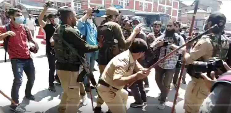 بربریت کی انتہا  ، بھارتی فوج  کا  مقبوضہ وادی میں عزاداران پر بدترین تشدد، نوجوان کو گاڑی تلے روند ڈالا
