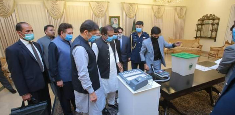 وزیرِ اعظم  کا  الیکٹرانک ووٹنگ مشین  سے ووٹ کاسٹ کرنے کا تجربہ