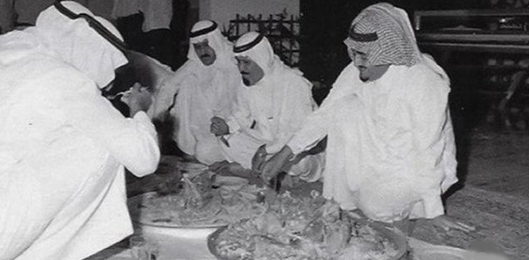 سعودی فرمانرواں شاہ سلمان کی سادہ مزاجی : بھائیوں کے ساتھ نایاب تصویر وائرل