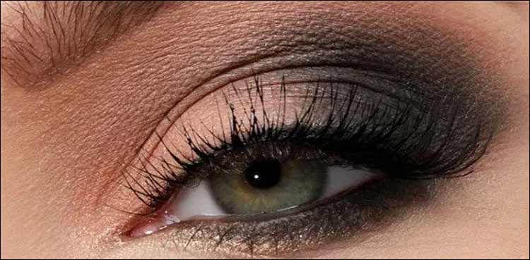 اسموکی آئی میک اپ کرنے کا آسان طریقہ