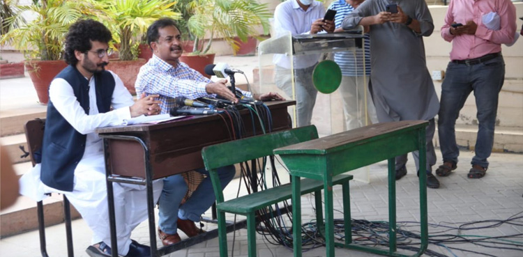 سندھ حکومت کی مبینہ کرپشن : 6 ہزار کی اسکول ڈیسک 29 ہزار میں