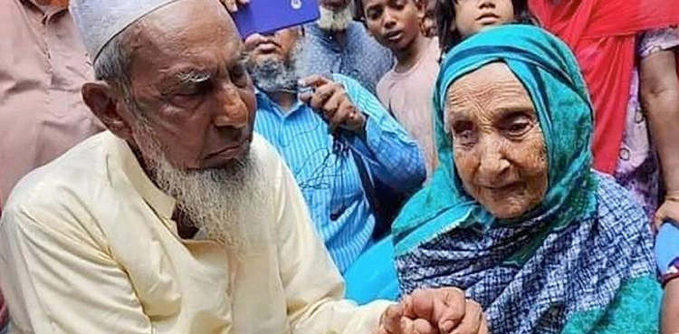 ستر برس کی طویل جدائی کے بعد ماں اور بیٹے کی ملاقات، رقت آمیز مناظر