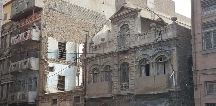 کراچی میں طوفانی بارشوں  سے مخدوش عمارتیں گرنے کا خدشہ ، افسران کی ایمرجنسی ڈیوٹیاں لگا دیں