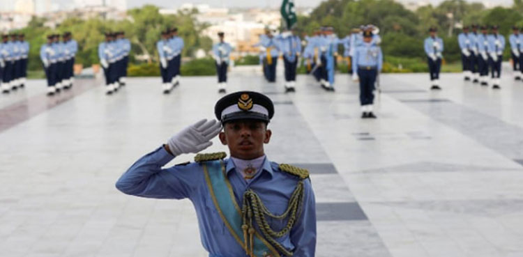 یوم دفاع وشہداء ، مزارِ قائد پر گارڈز کی تبدیلی کی پُروقار تقریب