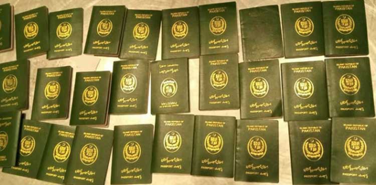 اسلام آباد سے دوحہ جانیوالے مسافر سے 28 پاکستانی پاسپورٹ برآمد