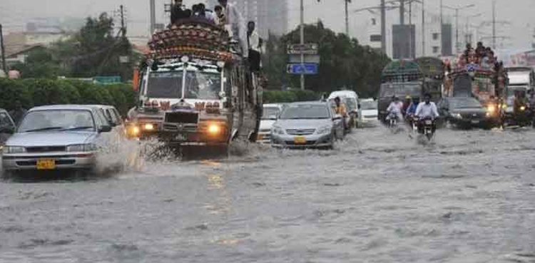 کراچی بارش: شہریوں کے لئے زحمت بن گئی، بجلی غائب، سڑکیں تالاب میں تبدیل
