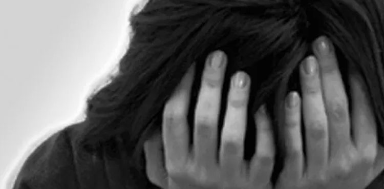 ڈکیتی کی واردات : مسلح افراد کی والدین کے سامنے بیٹی سے اجتماعی زیادتی