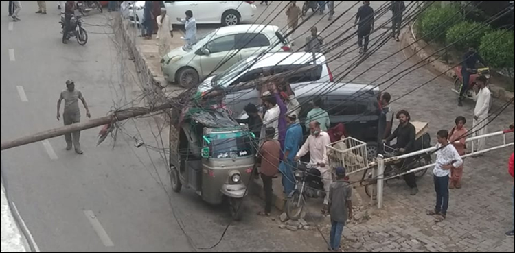 کراچی: تیز ہواؤں سے کے الیکٹرک کا پول رکشے پر گر گیا