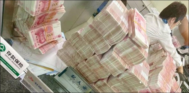 چینی کروڑ پتی نے کروڑوں کی رقم بینک سے نکال کر عملے کو گننے کا حکم دے دیا