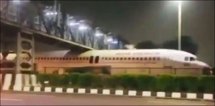 بھارت: ہوائی جہاز پل کے نیچے پھنس گیا