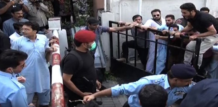 اسلام آباد : ینگ ڈاکٹرز سراپا احتجاج، مظاہرین اور پولیس گتھم گتھا، متعدد گرفتار