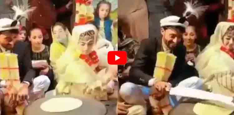 کشمیری جوڑا شادی کی تقریب کے دوران روٹی پکانے لگا، دلچسپ ویڈیو وائرل