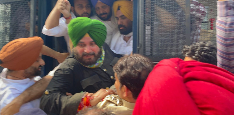 پریانکا گاندھی کے بعد نوجوت سنگھ سدھو بھی گرفتار