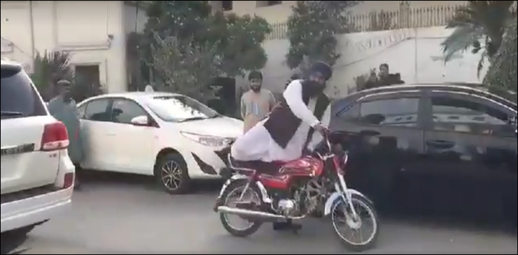 کار کے بعد رکشہ اور اب موٹر سائیکل، مہنگائی کے پی رکن اسمبلی کو کہاں پہنچائے گی؟