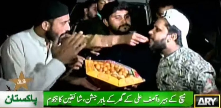 پاک افغان میچ کے ہیرو آصف علی کے گھر کے باہر جشن، شائقین کا ہجوم