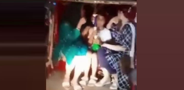 رکشہ میں سوار خاتون سے بدتمیزی کرنے والے ملزمان کے گرد گھیرا تنگ