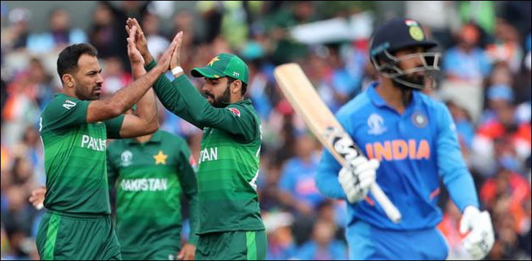 پاک بھارت ٹاکرا، معروف بھارتی اداکار میچ دیکھنے دبئی پہنچ گئے