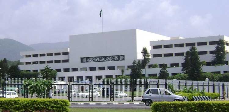 اپوزیشن کا پیر کو قومی اسمبلی کا اجلاس بلانے کے لیے ریکوزیشن جمع کرانے پر اتفاق