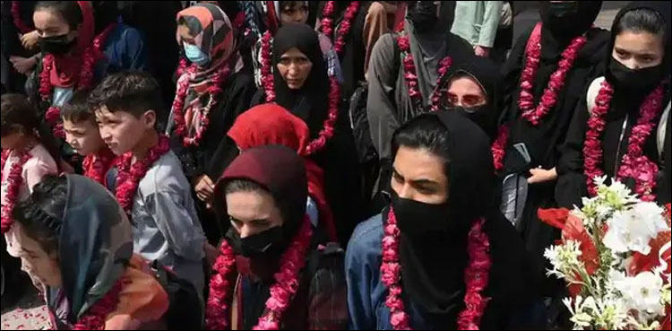 امریکی ماڈل کی مدد سے افغانستان کی خواتین فٹبال ٹیم لندن پہنچ گئی