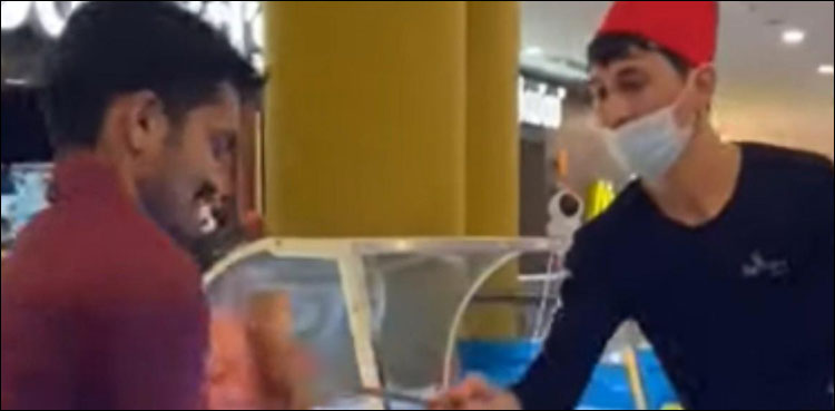 گاہکوں کو تنگ کرنے والے آئسکریم والے کو لینے کے دینے پڑ گئے