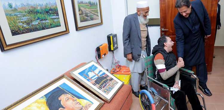 معذور آرٹسٹ عمر جرال  کا وزیراعظم کو  اپنے ہاتھوں سے بنی  پوٹریٹ کا تحفہ