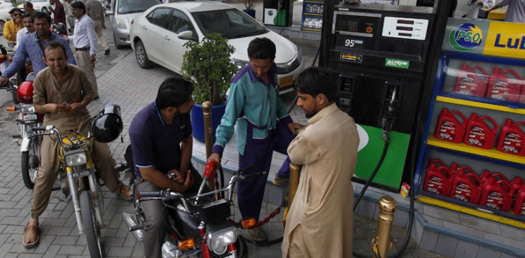 عوام تیار ہوجائیں ! یکم جولائی سے پیٹرول کی  قیمت میں مزید اضافہ متوقع