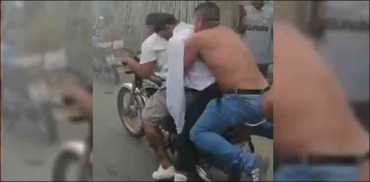 لڑکے دوست کی لاش کو موٹرسائیکل پر گھمانے نکل گئے