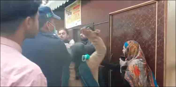 اوکاڑہ میں بیوی کا شوہر پر سرعام تشدد، ویڈیو وائرل